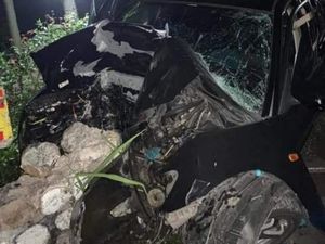 3 Orang Tewas Usai Sedan Tabrak Pembatas Jembatan-Tercium Bau Alkohol 3 Orang Tewas Usai Sedan Tabrak Pembatas Jembatan-Tercium Bau Alkohol