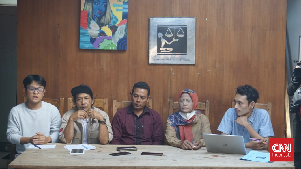 Perwakilan pedagang asongan Candi Borobudur saat mengadu ke LBH Yogyakarta, Selasa (15/6). CNN Indonesia