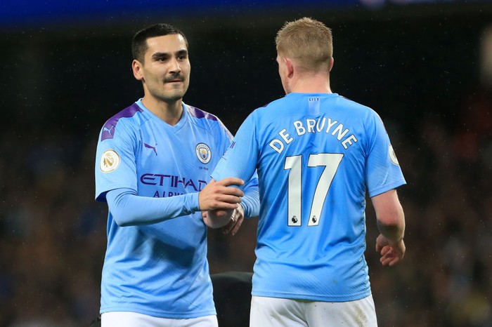 MANCHESTER, ENGLAND - MAY 06: Kevin De Bruyne of Manchester City, Leroy Sane of Manchester City and Ilkay Gundogan of Manchester City celebrate with the trophy after the Premier League match between Manchester City and Huddersfield Town at Etihad Stadium on May 6, 2018 in Manchester, England.  (Photo by Victoria Haydn/Manchester City FC via Getty Images)