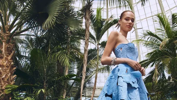 10 Foto Busana Oscar De La Renta Resort 2023, Koleksi Terinspirasi Bunga