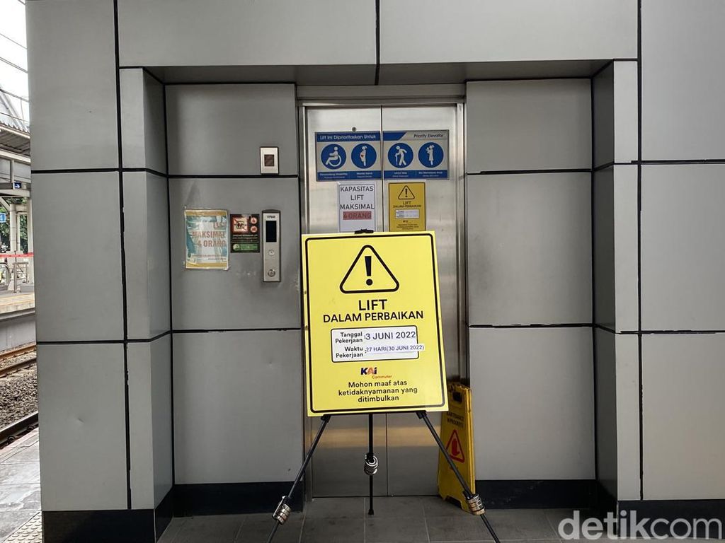 Eskalator-Lift di Stasiun Cakung Masih Diperbaiki