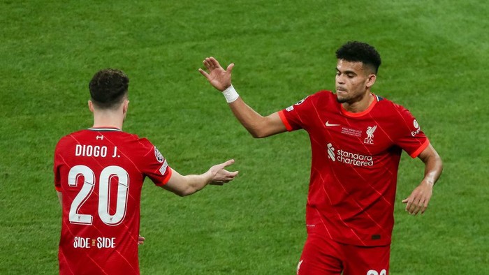 PARIS, FRANCE - MAY 28: Diogo Jota of Liverpool FC and Luis Diaz of Liverpool FC gestures during the UEFA Champions League final match between Liverpool FC and Real Madrid at Stade de France on May 28, 2022 in Paris, France. (Photo by Harry Langer/vi/DeFodi Images via Getty Images)