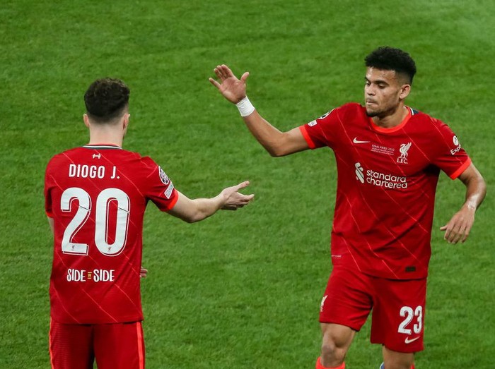 PARIS, FRANCE - MAY 28: Diogo Jota of Liverpool FC and Luis Diaz of Liverpool FC gestures during the UEFA Champions League final match between Liverpool FC and Real Madrid at Stade de France on May 28, 2022 in Paris, France. (Photo by Harry Langer/vi/DeFodi Images via Getty Images)
