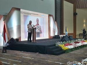 Snapshots: Poster Save Wadas di Tengah Pidato Ganjar di UNS Solo