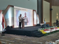 Snapshots: Poster Save Wadas di Tengah Pidato Ganjar di UNS Solo