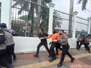 Sempat Ricuh, Massa Buruh di Depan DPR Diamankan Polisi