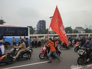 Massa Buruh Tiba di DPR, Lalin Jalan Gatot Subroto Tersendat
