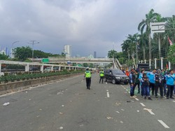 Massa Demo Buruh di DPR Bubar, Lalin Gatot Subroto Kembali Dibuka