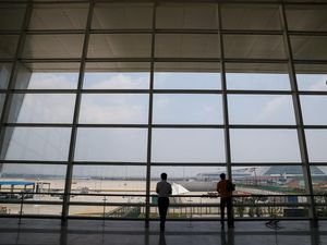 China Segera Hapus Aturan Karantina buat Traveler