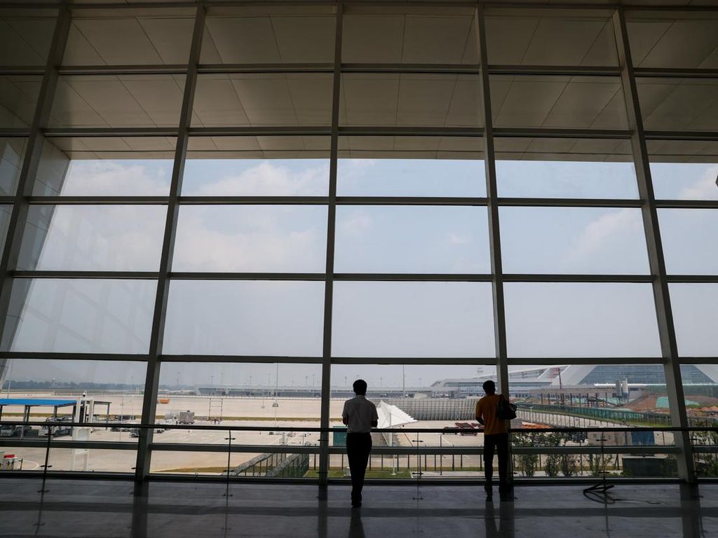 China Segera Hapus Aturan Karantina buat Traveler