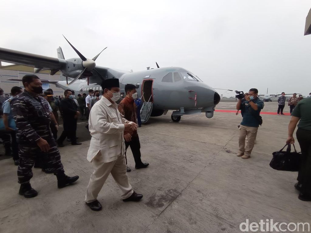 PT DI Serahkan Pesawat CN 235 dan Helikopter Anti Kapal Selam ke Kemenhan