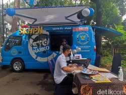Demi Syarat Kerja, Warga Bandung Serbu Mobil BNN untuk Tes Narkoba