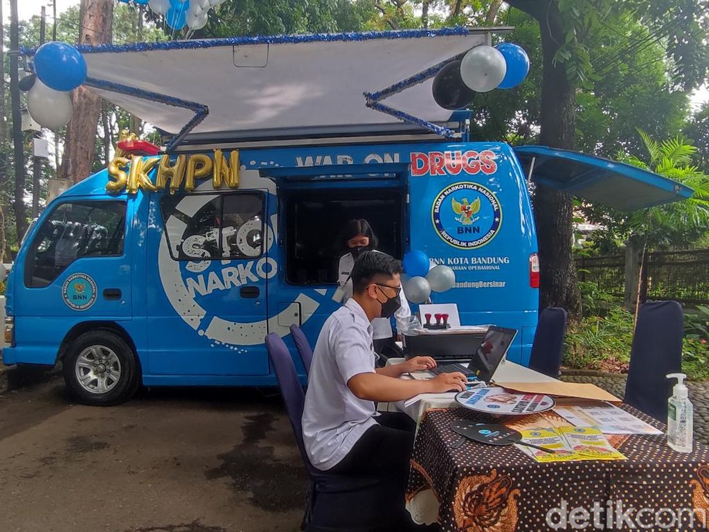 Demi Syarat Kerja, Warga Bandung Serbu Mobil BNN untuk Tes Narkoba Demi Syarat Kerja, Warga Bandung Serbu Mobil BNN untuk Tes Narkoba