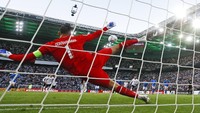 Ilkay Gundogan menggandakan keunggulan Jerman 2-0. Gol dicetak dari titik putih. Keunggulan ini bertahan hingga turun minum.