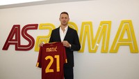 Nemanja Matic, gelandang yang pernah dilatih Mourinho di Chelsea dan Man United, sukses diboyong secara free transfer. Foto: AS Roma via Getty Images/AS Roma  