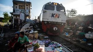 Ngeri-ngeri Sedap, Pasar di Surabaya Ini Beneran Mepet Rel Kereta