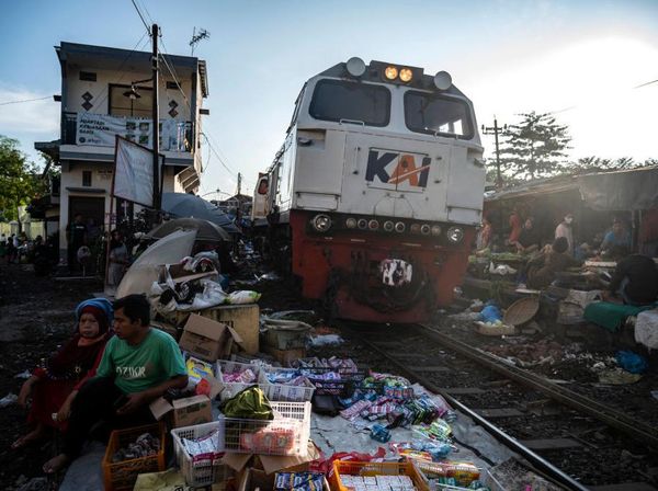 Ngeri-ngeri Sedap, Pasar di Surabaya Ini Beneran Mepet Rel Kereta