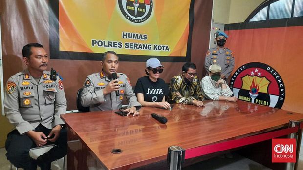 Nikita Mirzani datang ke Polresta Serang untuk menjalani pemeriksaan.