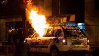 Ekuador Memanas, Massa Pendemo Bakar Mobil Polisi