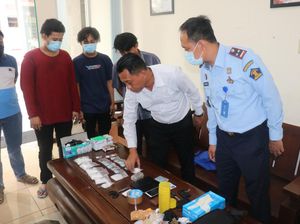 Paket Narkoba untuk Napi Lapas Pemuda Madiun Gagal Diselundupkan Paket Narkoba untuk Napi Lapas Pemuda Madiun Gagal Diselundupkan