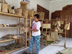 Dari Anyaman Pandan, Made Septariani Sekolahkan 4 Anak Hingga Sarjana