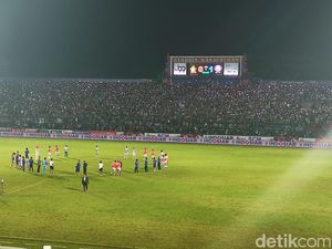 Arema FC Raih Kemenangan Perdana Berkat Gol Penalti Arema FC Raih Kemenangan Perdana Berkat Gol Penalti