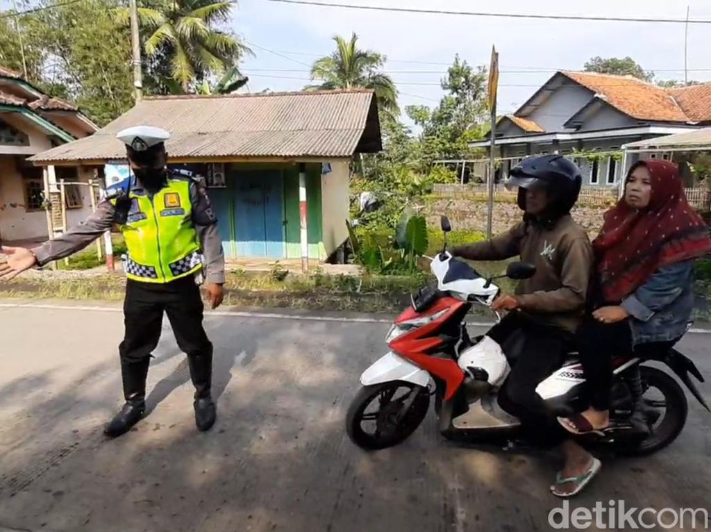 Polisi Menjawab Video Viral Naik Motor Pakai Sandal Jepit Ditilang