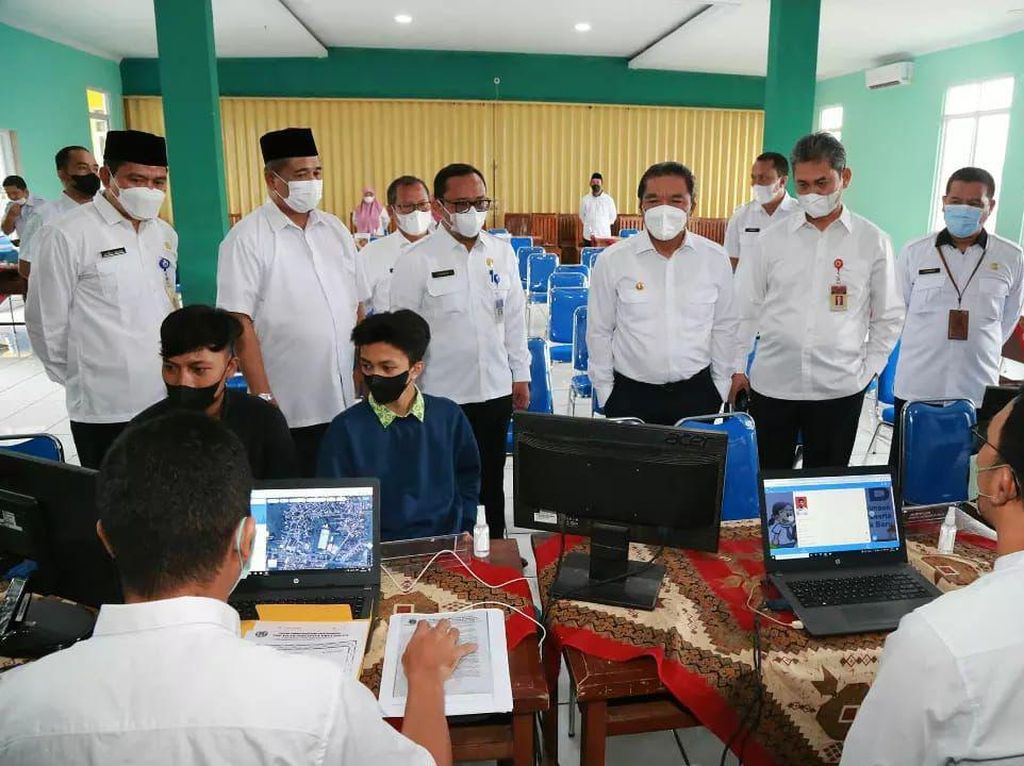 Pj Gubernur Banten Tinjau Pelaksanaan PPDB di SMAN 1 Kota Serang