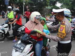 Operasi Patuh Semeru di Jombang, Polisi Bagi Helm hingga Jas Hujan