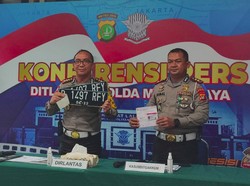 Polisi Tilang dan Cabut Pelat RF Mobil Fortuner yang Terobos Busway!
