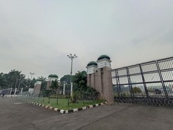 Polisi Pasang Kawat Berduri Jelang Demo Buruh di DPR Hari Ini