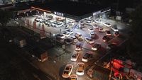 Potret Mobil-mobil di Wuhan Serbu SPBU Sebelum Harga Naik