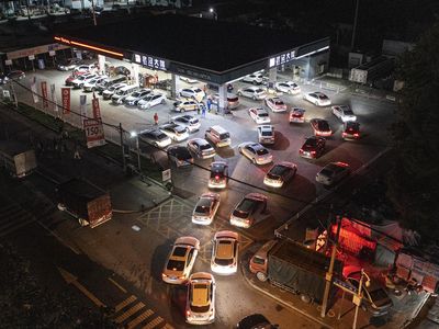 Potret Mobil-mobil di Wuhan Serbu SPBU Sebelum Harga Naik