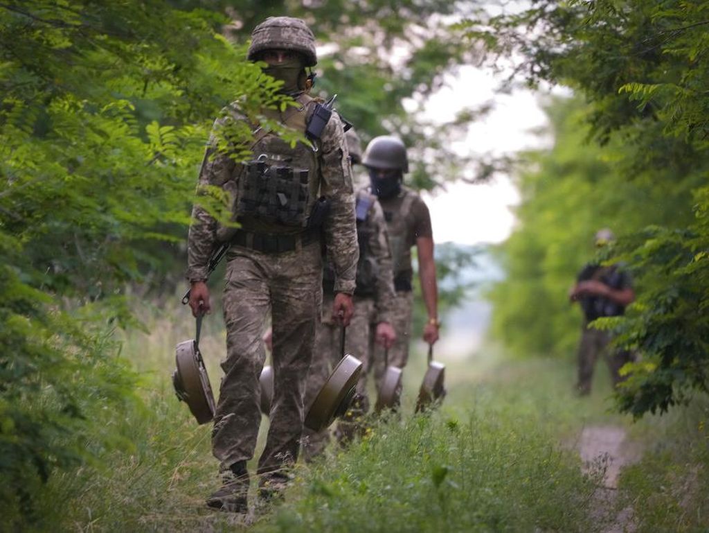 Tentara Ukraina Tebar Ranjau Anti-tank di Hutan, Ini Foto-fotonya