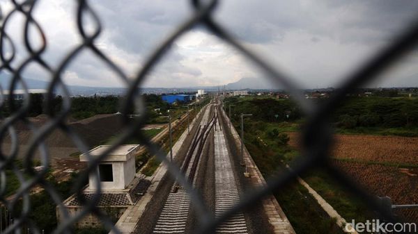 Progres Terkini Pemasangan Rel Kereta Cepat Jakarta-Bandung di Depo Tegalluar