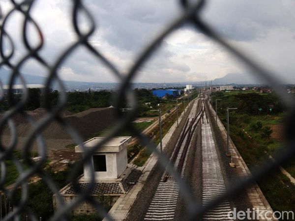 Progres Terkini Pemasangan Rel Kereta Cepat Jakarta-Bandung di Depo Tegalluar