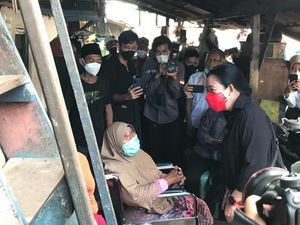 Kunjungi Warga Pinggir Rel di Surabaya, Puan Diteriaki Presiden