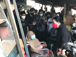 Kunjungi Warga Pinggir Rel di Surabaya, Puan Diteriaki Presiden