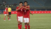 Pesepakbola Timnas Indonesia Witan Sulaeman (kiri) dan Pratama Arhan (kanan) berselebrasi usai membobol gawang Timnas Nepal pada laga terakhir Grup A Kualifikasi Piala Asia 2023 di Stadion Internasional Jaber Al Ahmad, Kuwait, Selasa (14/6/2022).
