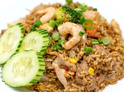 Menu Harian Ramadan 6: Hangat Gurih! Nasi Goreng Ayam Udang dan Soto Daging Santan