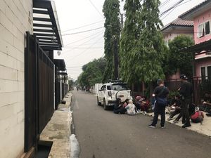 Rumah Nikita Mirzani Sempat Dikepung Polisi untuk Dijemput Paksa, Tapi Gagal Rumah Nikita Mirzani Sempat Dikepung Polisi untuk Dijemput Paksa, Tapi Gagal