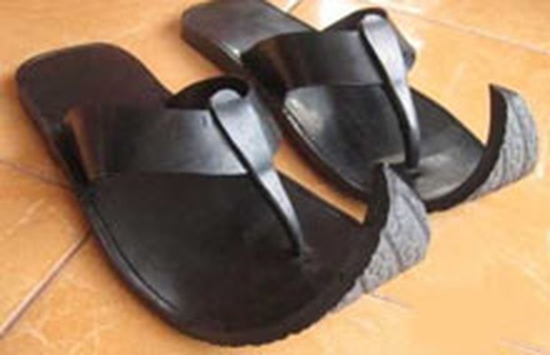 ban bekas bisa didaur ulang menjadi bahan utama pembuatan sandal dan sepatu