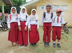 Siswa SD Bone ke Sekolah Jalan Kaki 7 Km-Bawa Parang, Kades Usul Kelas Jauh