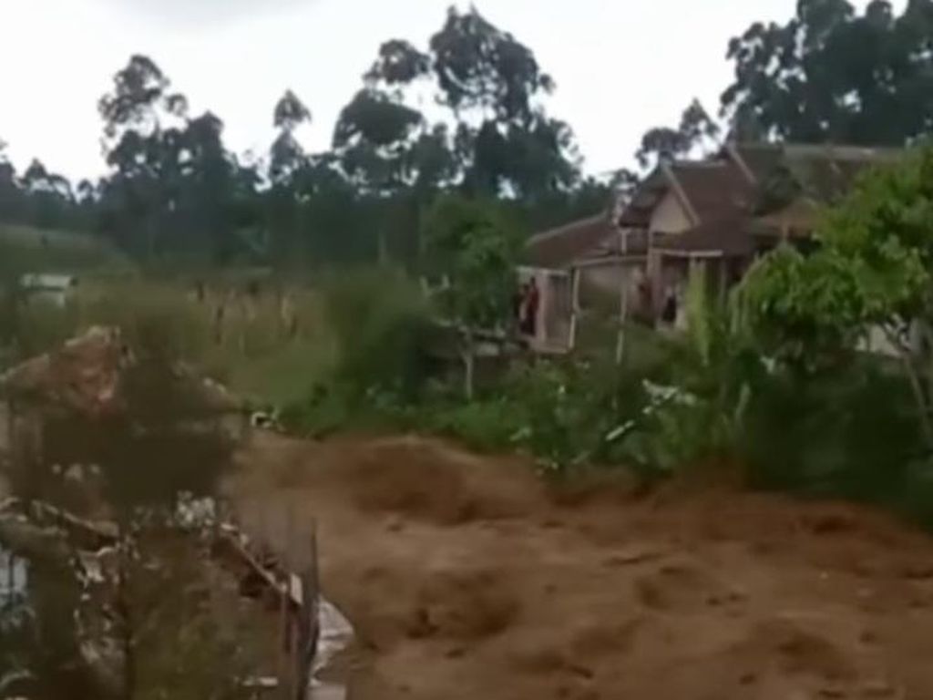 Air Sungai Meluap, 18 Rumah Warga di Ciwidey Bandung Terkena Dampak
