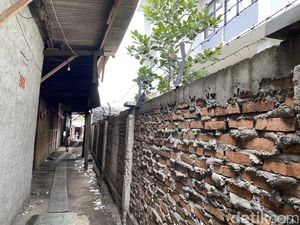 Sebulan Janji Solusi Wagub DKI, Tembok SMKN 69 Masih Halangi Warga Sebulan Janji Solusi Wagub DKI, Tembok SMKN 69 Masih Halangi Warga