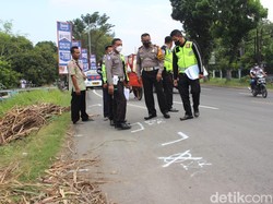 Polisi Olah TKP Truk Terguling di Jombang yang Tewaskan 4 Orang