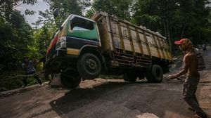 Waduh, Truk Ini Nyangkut di Jalan Ambles Lebak Banten