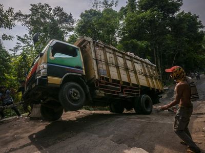 Waduh, Truk Ini Nyangkut di Jalan Ambles Lebak Banten