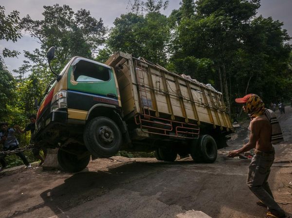 Waduh, Truk Ini Nyangkut di Jalan Ambles Lebak Banten