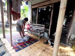 Rumah Lapuk-Rusak, Keluarga di Brebes Ini Terpaksa Tinggal di Teras